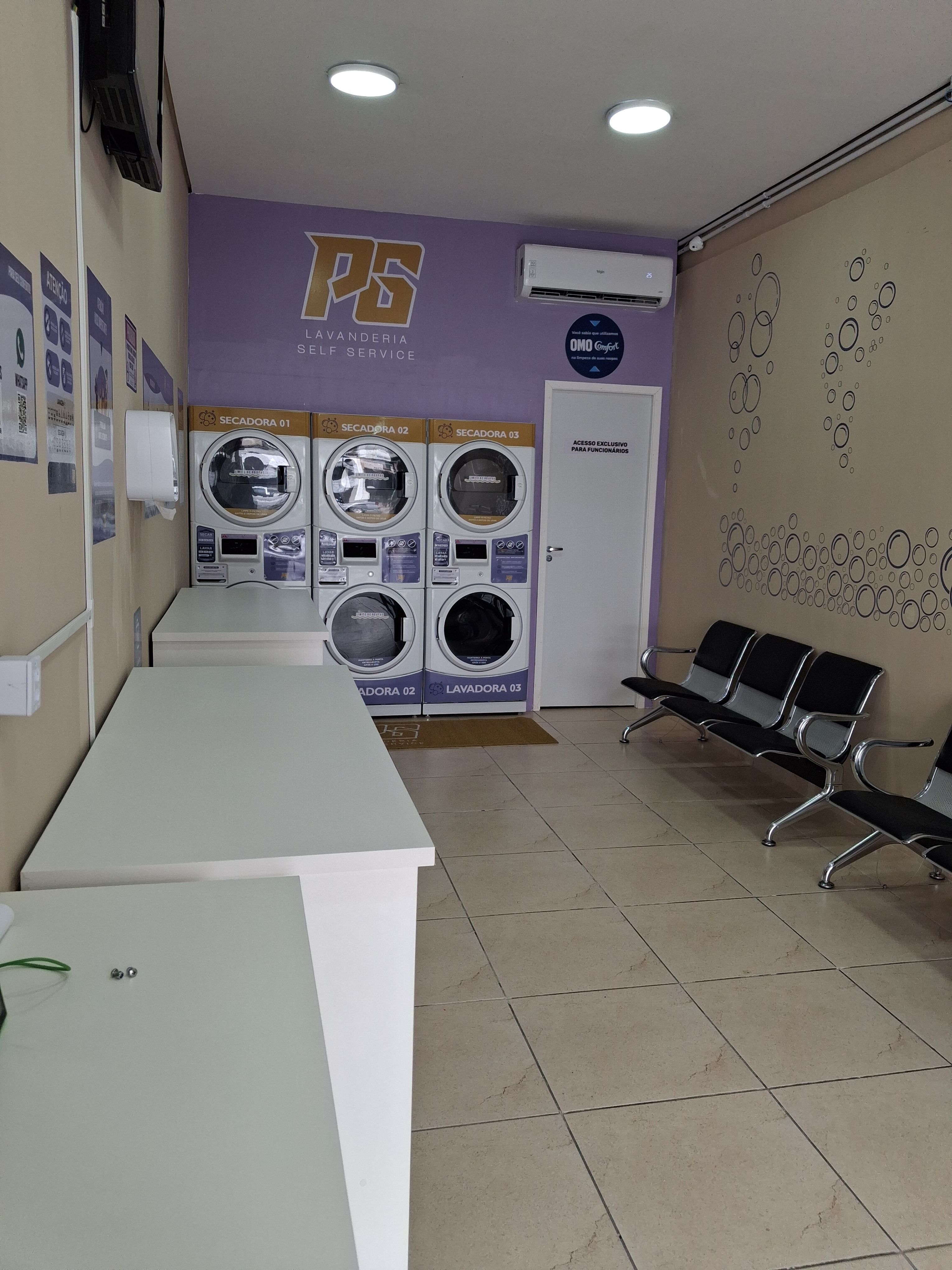 Máquinas e área de espera da PG Lavanderia